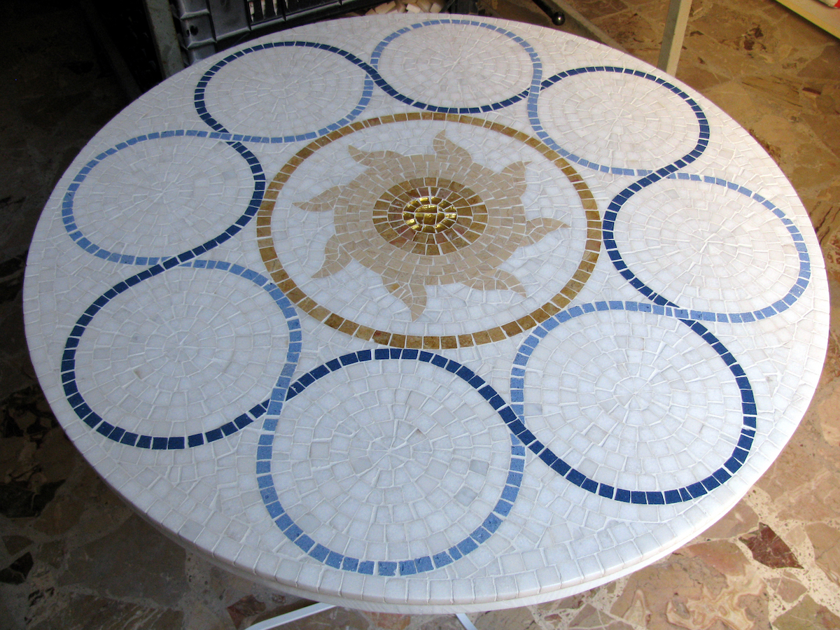 Mosaico serie mista - Tavolinetto 2013, marmo e vetro, Diam. 70 cm